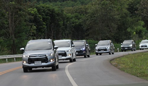 ͧѺ TOYOTA Innova Crysta 